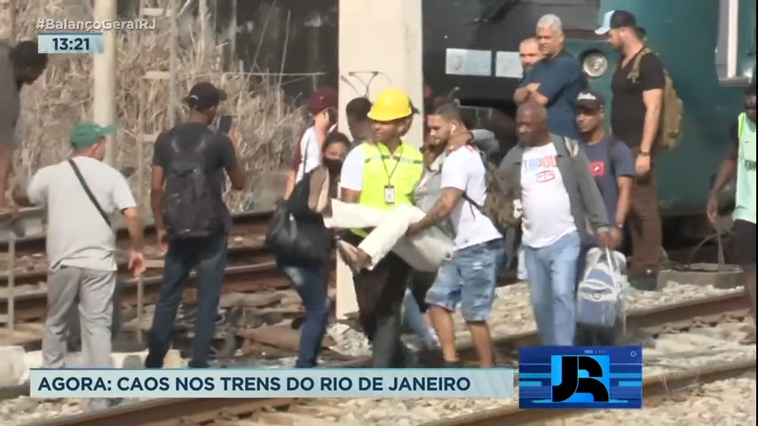 Vídeo: Idosa é carregada pelos trilhos após pane em trem no Rio