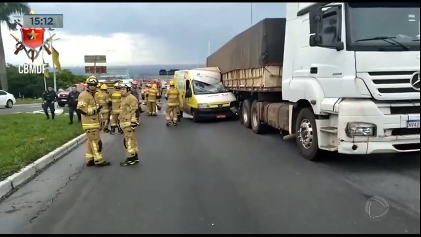 Vídeo: Van de carga bate na lateral de caminhão na BR-020