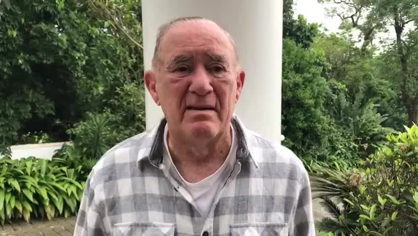 Vídeo: Renato Aragão lamenta morte de Roberto Guilherme