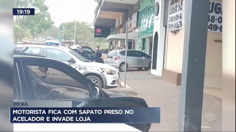 Vídeo: Motorista fica com sapato preso no acelerador e invade loja no DF