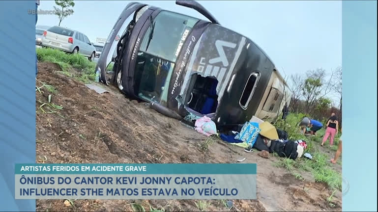 Vídeo: Ex-participante de A Fazenda Sthe Matos e cantor Kevi Jonny sofrem acidente de ônibus