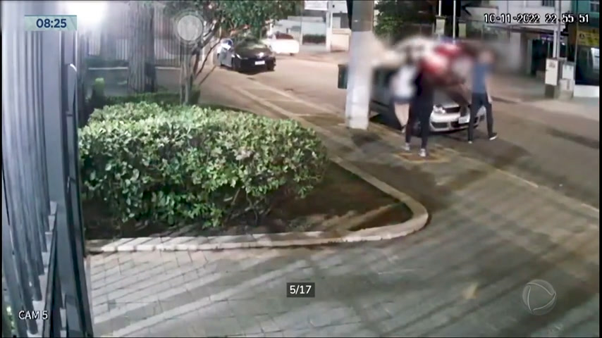 Vídeo: Ladrões rendem trio, mas são contidos por ação policial em SP
