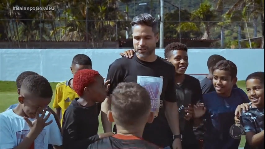 Vídeo: Diego Ribas, do Flamengo, dá palestra para meninos que participam do Sonho de Bola