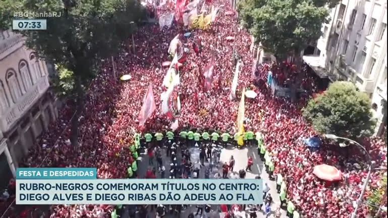 Vídeo: Torcida comemora títulos do Flamengo no centro do Rio