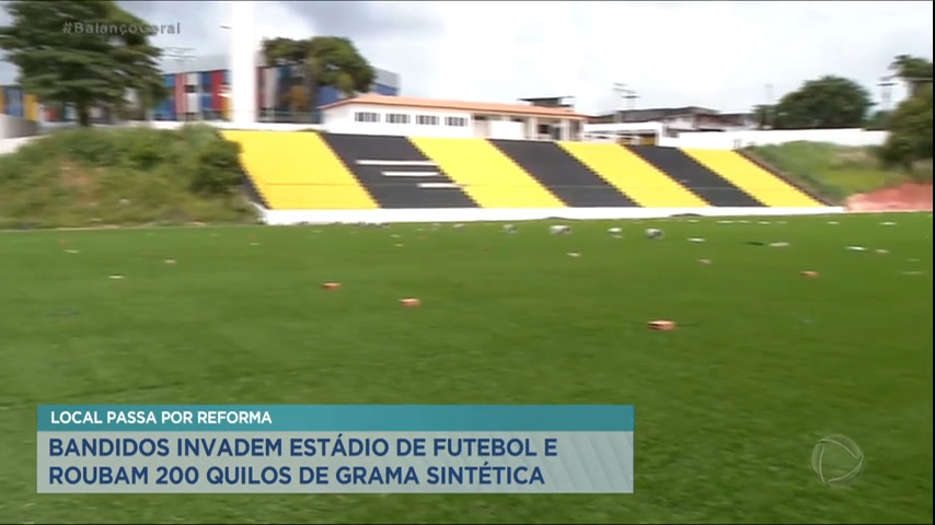 Vídeo: Bandidos invadem estádio de futebol e roubam grama sintética