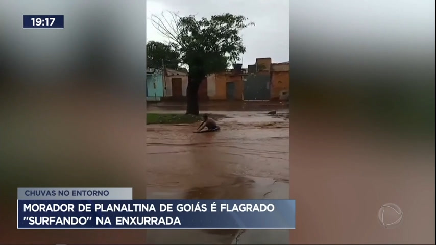 Vídeo: Morador de Planaltina de Goiás é flagrado 'surfando' na enxurrada