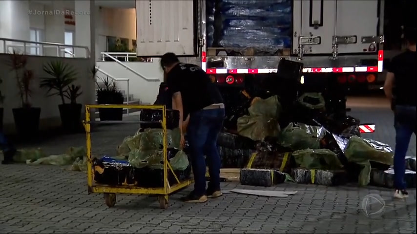 Vídeo: Caminhão com 5 toneladas de maconha é apreendido na Baixada Fluminense