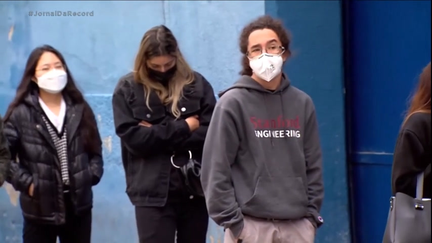 Vídeo: Casos de covid sobem 120%, e Ministério da Saúde recomenda a volta do uso de máscaras