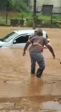 Vídeo: Motorista é resgatado durante temporal em João Monlevade (MG)