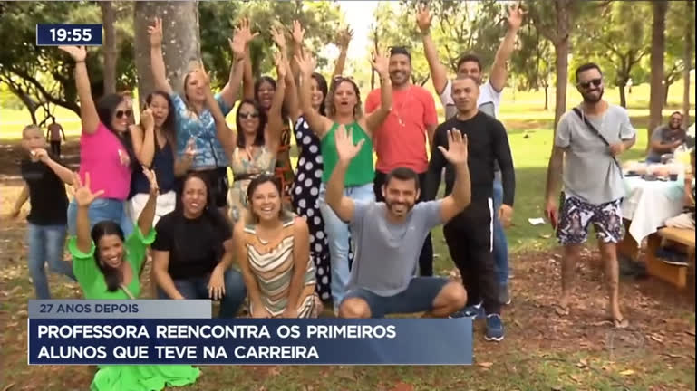 Vídeo: Professora reencontra os primeiros alunos que teve na carreira