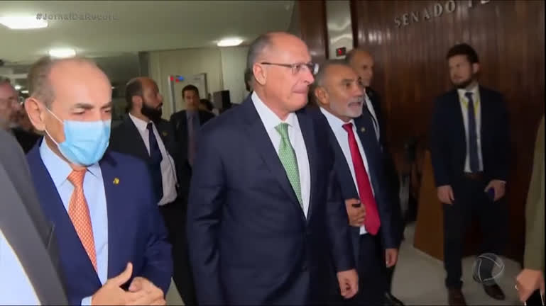 Vídeo: PEC da transição é entregue por Geraldo Alckmin ao Senado