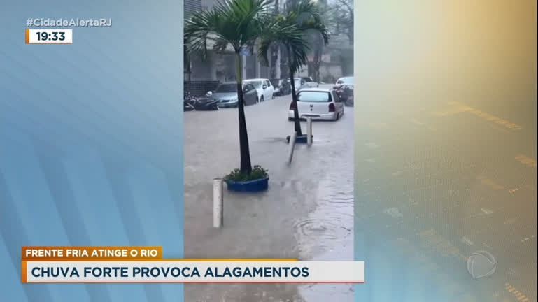 Vídeo: Chuva provoca alagamentos e congestionamento no Rio