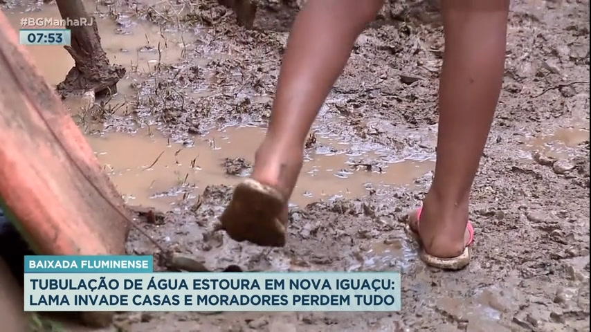 Vídeo: Tubulação de água estoura e lama invade casas de moradores na Baixada Fluminense