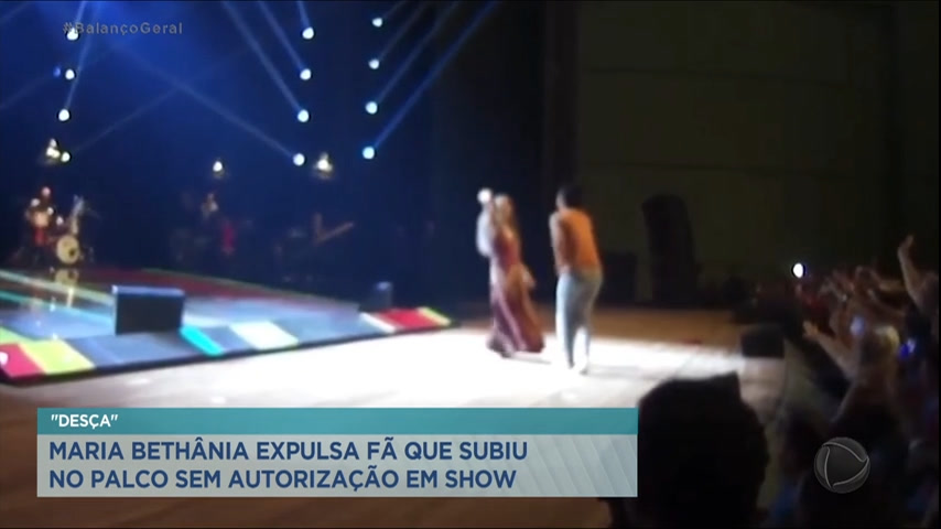 Vídeo: Maria Bethânia é criticada por expulsar fã que subiu no palco