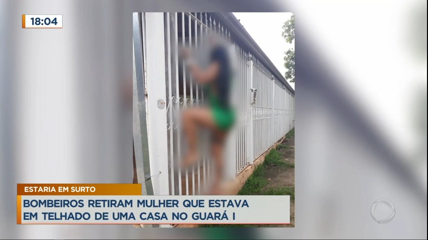 Vídeo: Bombeiros retiram mulher que estava em telhado de casa no Guará