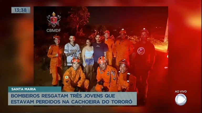 Vídeo: Bombeiros resgatam jovens que estavam perdidos em cachoeira