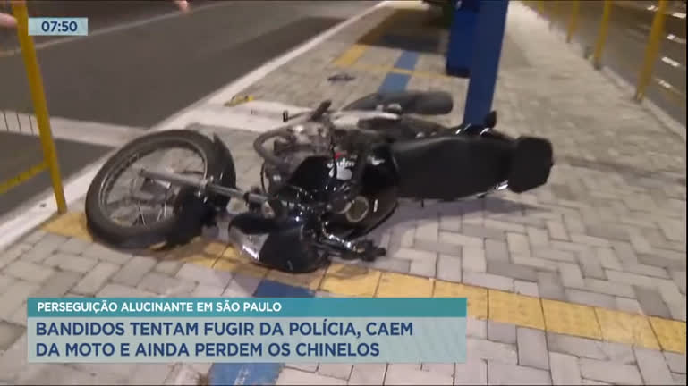 Vídeo: Bandidos caem de moto ao tentarem fugir da polícia em SP