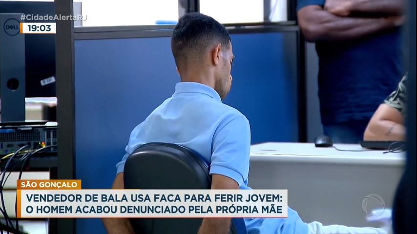 Vídeo: Homem que esfaqueou jovem de 17 anos é denunciado pela própria mãe em São Gonçalo (RJ)