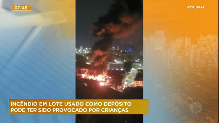 Vídeo: Incêndio de grandes proporções atinge lote na região da Pampulha, em BH