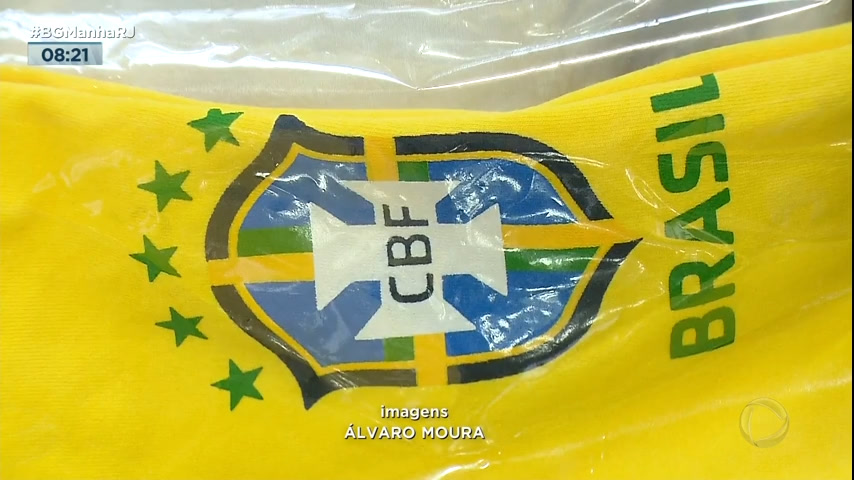 Vídeo: Camisas da seleção falsificadas são apreendidas no Rio