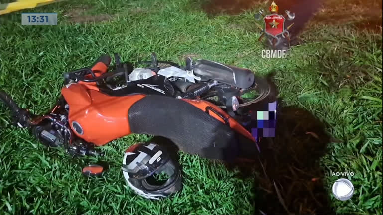 Vídeo: Motociclista é fechado por veículo e bate em árvore na DF-001