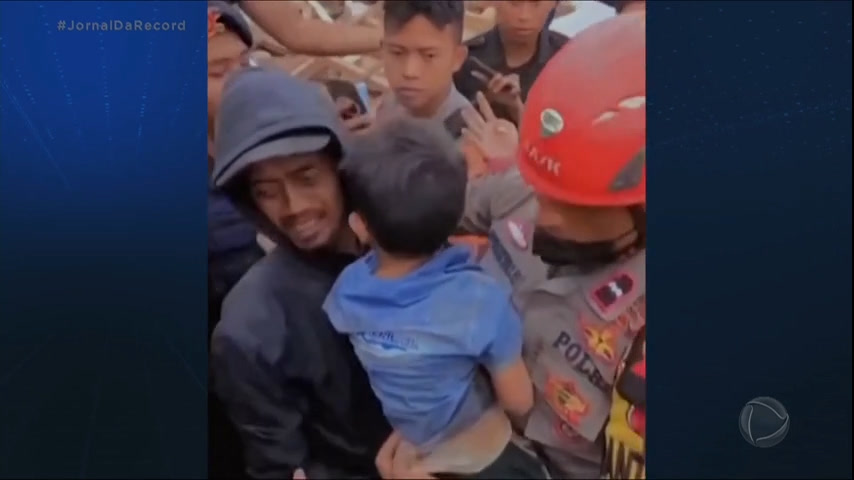 Vídeo: Criança é encontrada com vida dois dias após terremoto que matou 271 pessoas na Indonésia