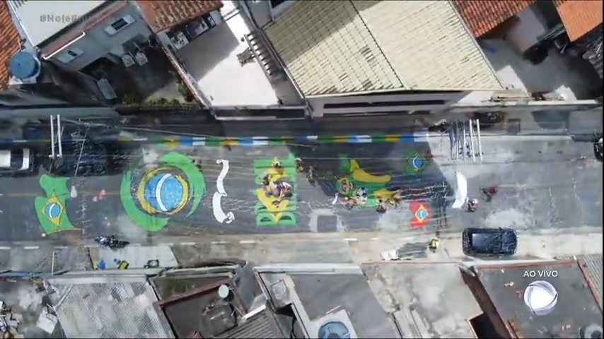 Vídeo: Moradores da Grande SP pintam a rua para a Copa do Mundo há 20 anos