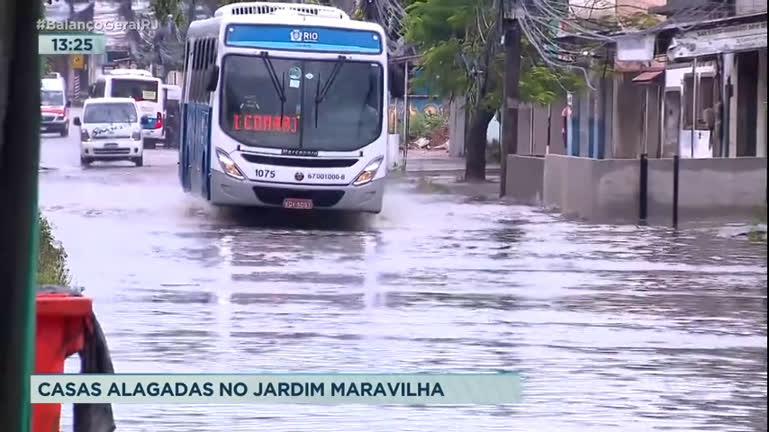 Vídeo: Chuva forte alaga casas na zona oeste do Rio