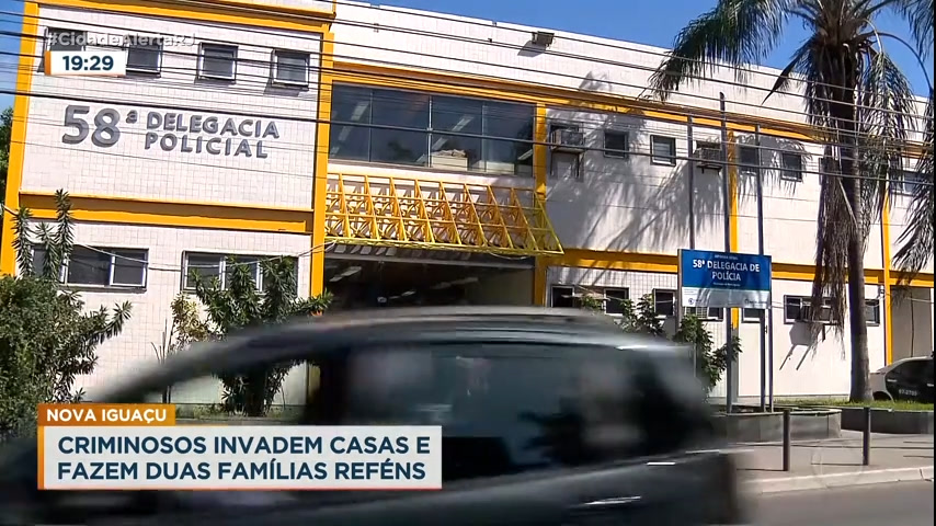 Vídeo: Criminosos invadem casas e fazem duas famílias de reféns na Baixada Fluminense (RJ)