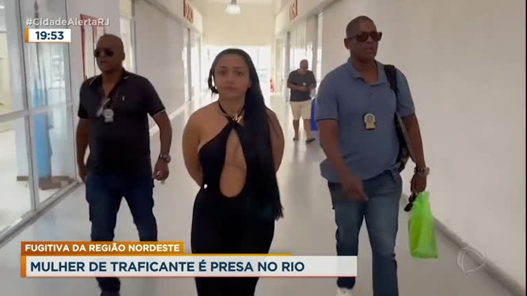Vídeo: Mulher foragida da Justiça do Ceará é presa no Rio