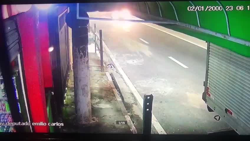 Vídeo: Vídeo mostra acidente entre moto e caminhão em Carapicuíba (SP)
