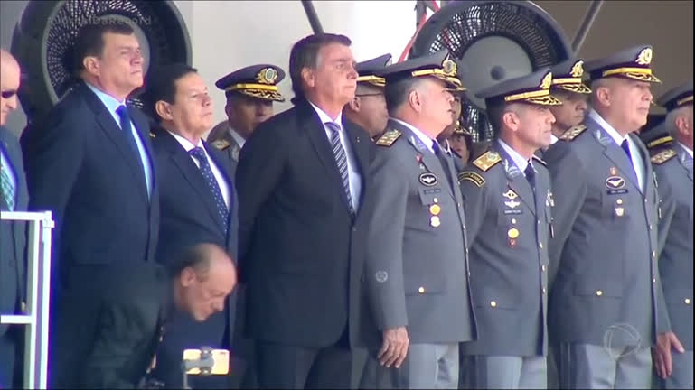 Vídeo: Bolsonaro participa de formatura militar no primeiro compromisso oficial após as eleições