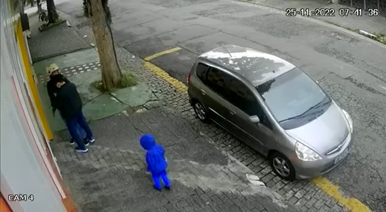 Vídeo: Pai reage a assalto ao levar filho a escola na zona sul de São Paulo; veja vídeo