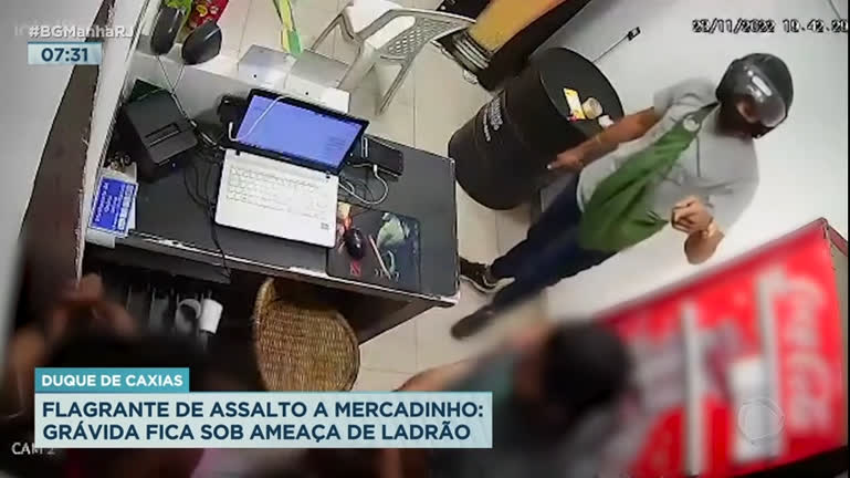 Vídeo: Bandido rouba mercado e tranca vítimas nos fundos da loja na Baixada Fluminense
