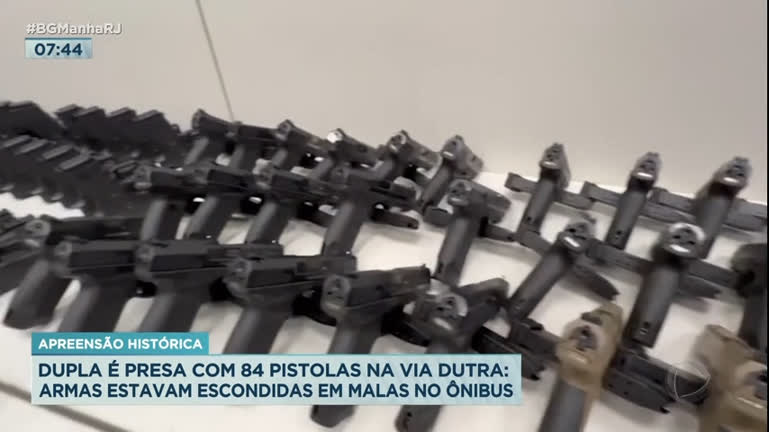 Vídeo: Dois homens são presos por transportar 84 pistolas em Piraí (RJ)