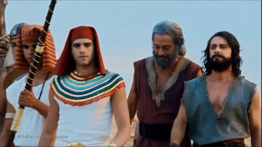 Vídeo: Moisés leva Arão e Anrão para consertarem estátua no palácio | Os Dez Mandamentos