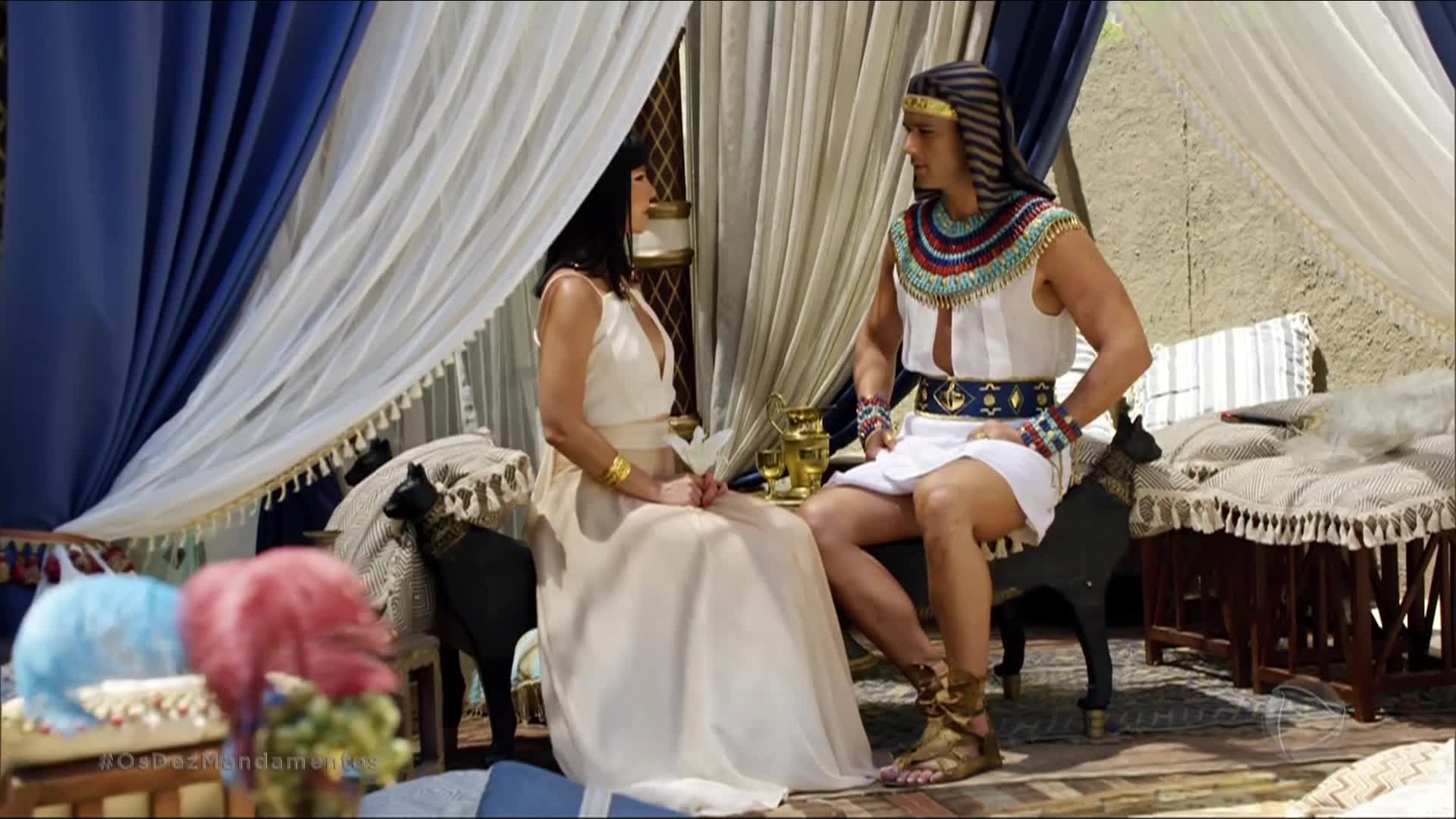 Vídeo: Ramsés conversa Nefertari sobre o relacionamento dela com Moisés | Os Dez Mandamentos