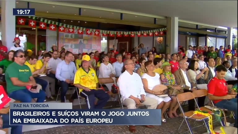 Vídeo: Brasileiros assistem jogo da Copa do Mundo na embaixada da Suiça