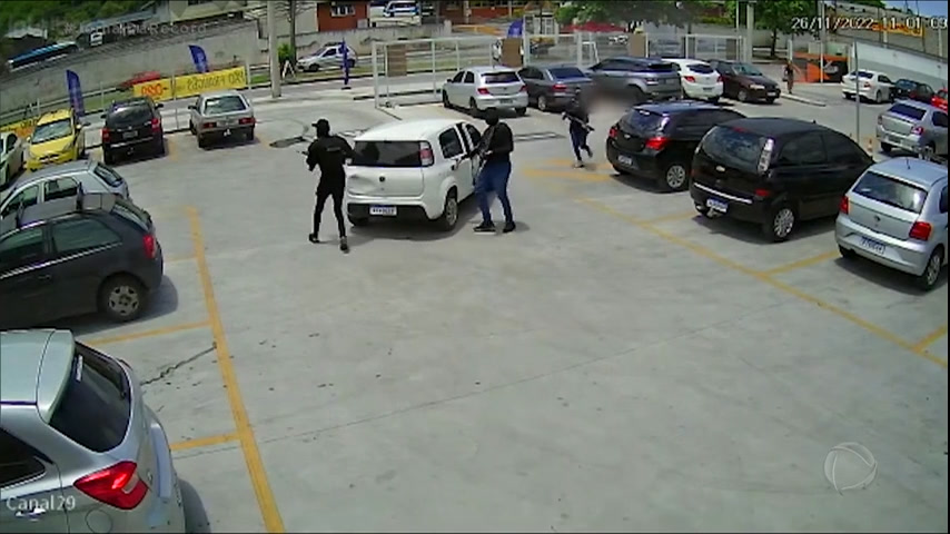 Vídeo: Assassinato dentro de estacionamento de supermercado pode estar ligado à maior milícia do RJ