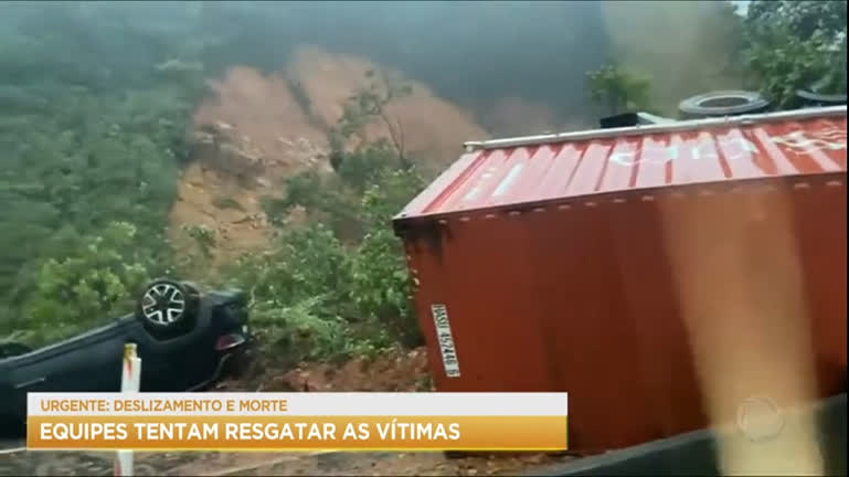 Vídeo: Deslizamento de terra em rodovia deixa ao menos uma pessoa morta no Sul do país