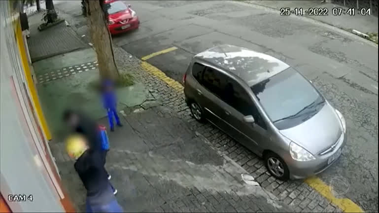 Vídeo: Pai reage ao ser abordado por bandidos na frente da escola do filho