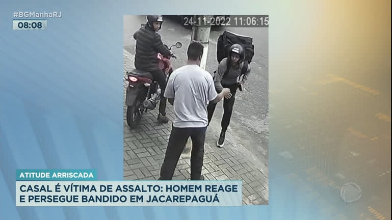 Vídeo: Casal é assaltado em portaria de prédio na zona oeste do Rio