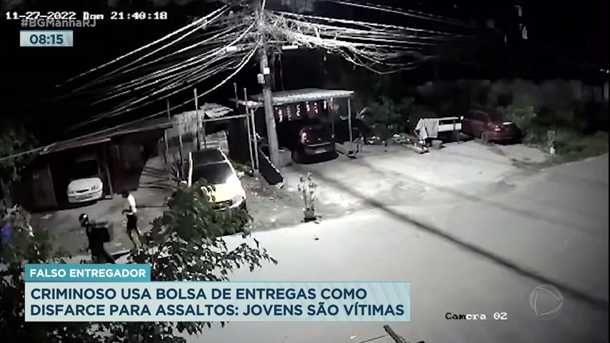Vídeo: Câmeras de segurança flagram assaltos de falso entregador em Curicica (RJ)