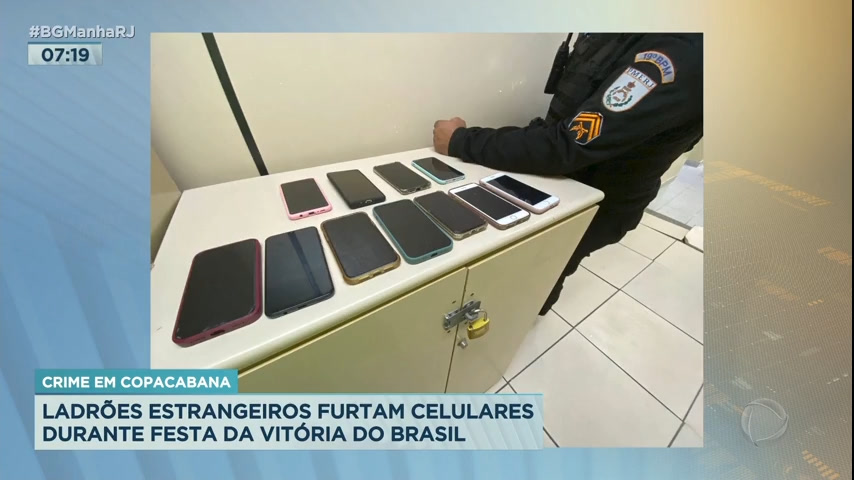 Vídeo: Polícia prende estrangeiros furtando celulares durante jogo do Brasil em Copacabana (RJ)