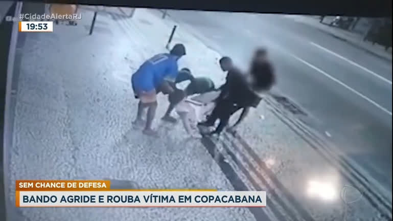 Vídeo: Homem é espancado por sete assaltantes em Copacabana