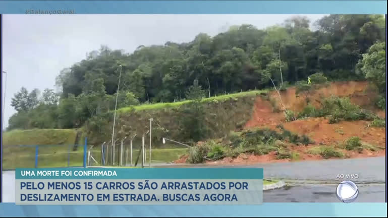 Vídeo: Chuva provoca deslizamentos e alagamentos em cidades de Santa Catarina