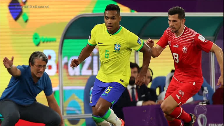 Vídeo: Alex Sandro apresenta lesão no quadril e está fora da partida do Brasil contra Camarões