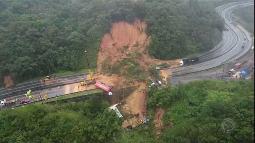 Vídeo: Deslizamento provocado por temporal deixa dois mortos em rodovia entre Paraná e Santa Catarina