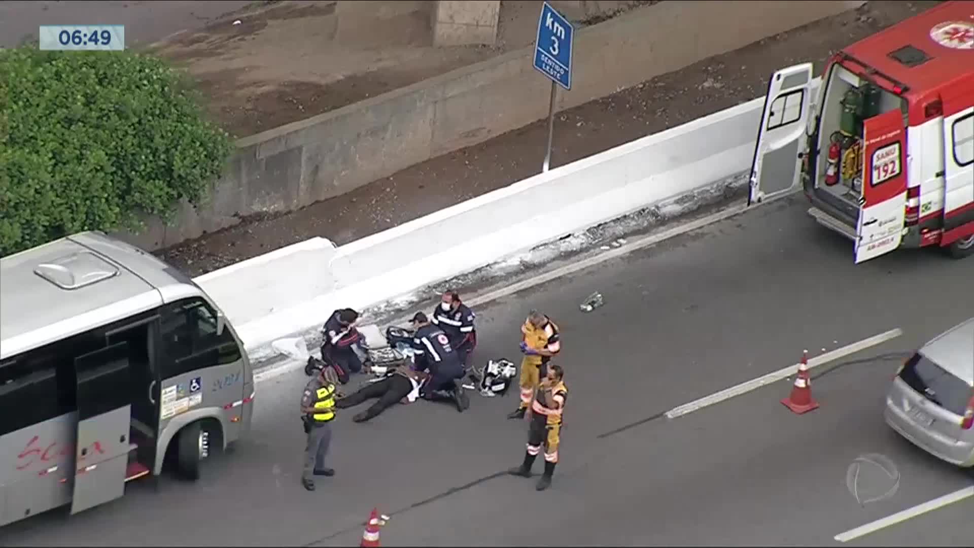 Vídeo: Motorista de ônibus morre após passar mal na Marginal Tietê