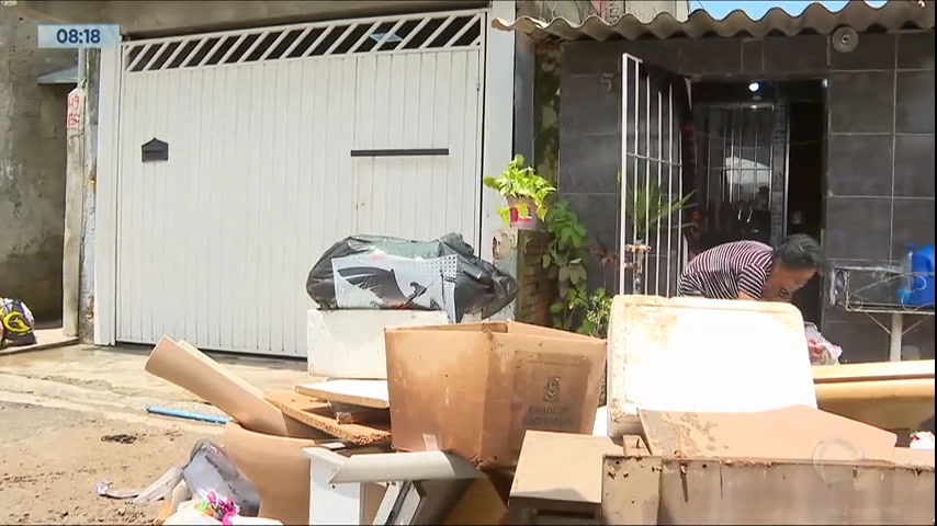 Vídeo: Famílias perdem tudo após água do temporal em SP invadir casas